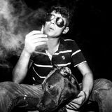 Zum Nachtleben in Gazi gehören die illegalen Hundekämpfe. Dieser junge Mann züchtet Pitbulls, auf die man wetten kann. Und im Gegensatz zu anderen in Gazi posiert er gern für den Fotografen