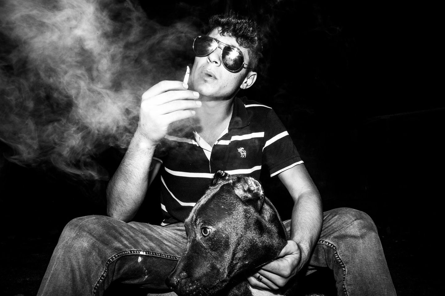 Zum Nachtleben in Gazi gehören die illegalen Hundekämpfe. Dieser junge Mann züchtet Pitbulls, auf die man wetten kann. Und im Gegensatz zu anderen in Gazi posiert er gern für den Fotografen