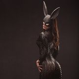 Diese Frau trägt Bunny-Öhrchen und einen interessant gemusterten Ganzkörperanzug.