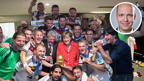 Es war einmal: Angela Merkel, Jogi Löw und "Die Mannschaft" mit dem WM-Pokal