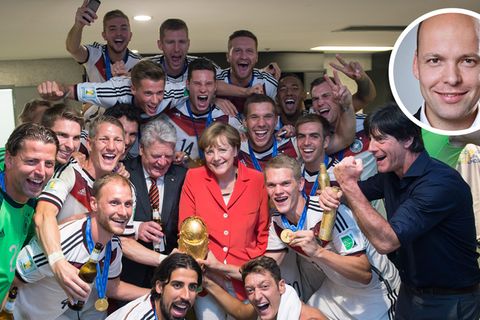 Es war einmal: Angela Merkel, Jogi Löw und "Die Mannschaft" mit dem WM-Pokal