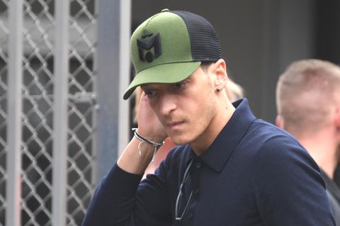 Mesut Özil nach der Rückkehr der deutschen Fußball-Nationalmannschaft aus Russland auf dem Flughafen Frankfurt