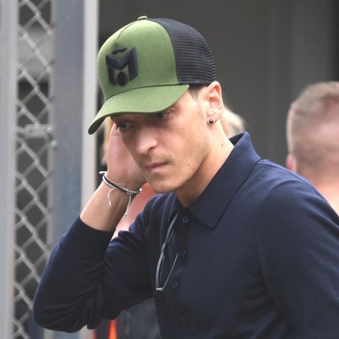 Mesut Özil nach der Rückkehr der deutschen Fußball-Nationalmannschaft aus Russland auf dem Flughafen Frankfurt