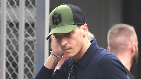 Mesut Özil nach der Rückkehr der deutschen Fußball-Nationalmannschaft aus Russland auf dem Flughafen Frankfurt
