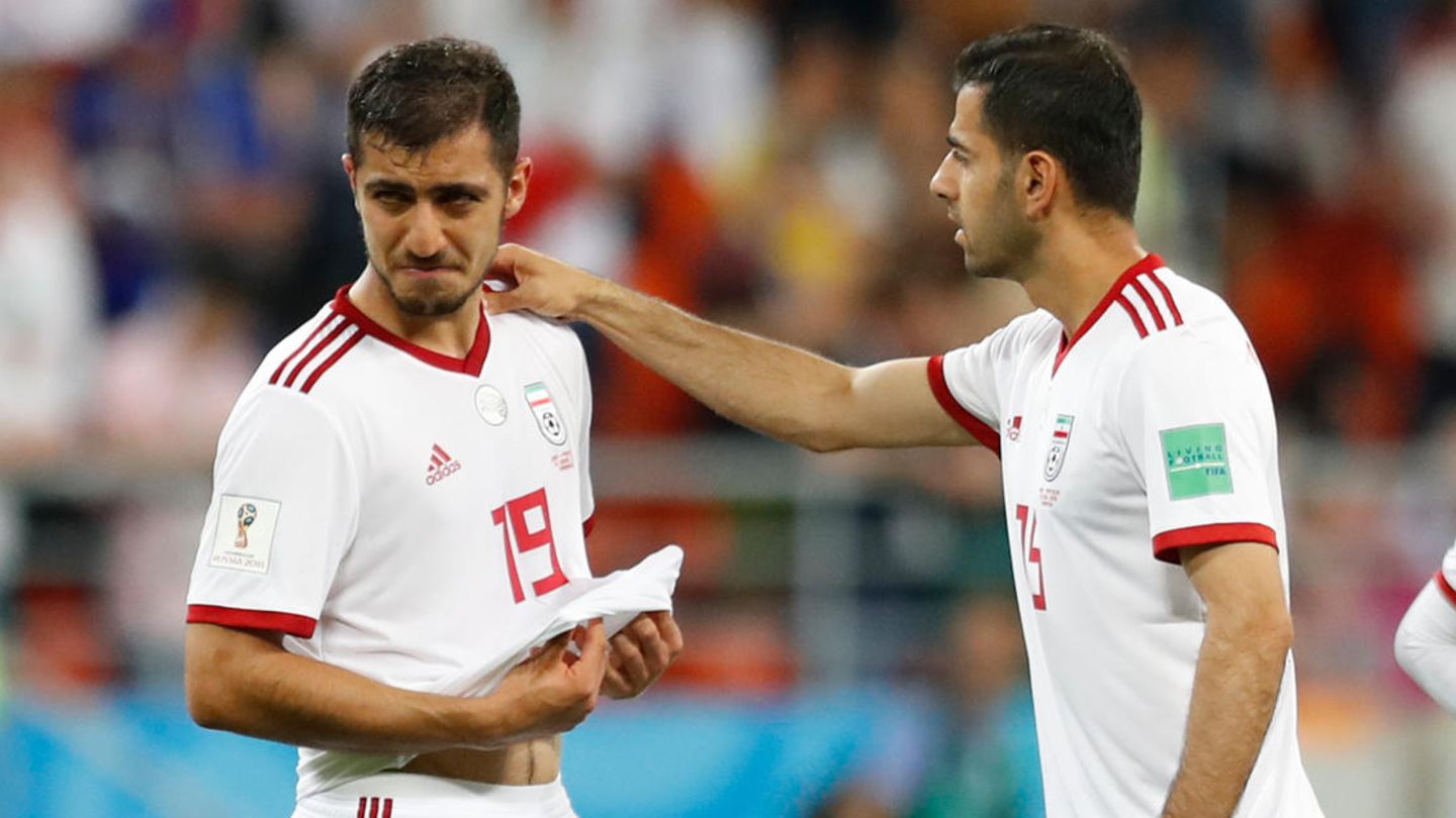 Verrichtete seine Notdurft und durfte dann nicht mehr auf den Platz: Der iranische Nationalspieler Pejman Montazeri (l.)