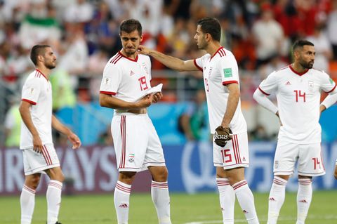 Verrichtete seine Notdurft und durfte dann nicht mehr auf den Platz: Der iranische Nationalspieler Pejman Montazeri (l.)
