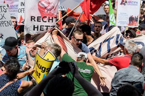 Demonstranten geraten während der Rede von Augsburgs Oberbürgermeister Gribl aneinander