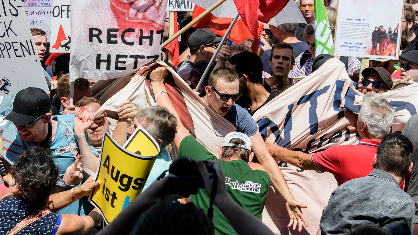 Demonstranten geraten während der Rede von Augsburgs Oberbürgermeister Gribl aneinander