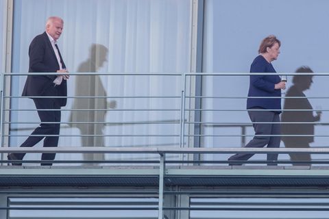 Bundeskanzlerin Angela Merkel (CDU) geht auf einem Balkon des Bundeskanzleramts vor Horst Seehofer, Bundesminister für Inneres