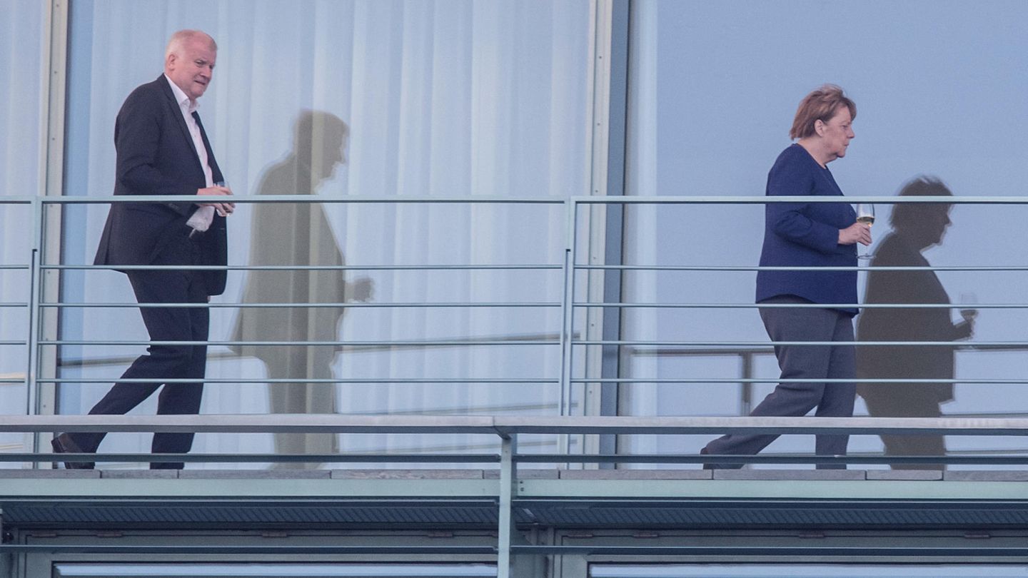 Bundeskanzlerin Angela Merkel (CDU) geht auf einem Balkon des Bundeskanzleramts vor Horst Seehofer, Bundesminister für Inneres
