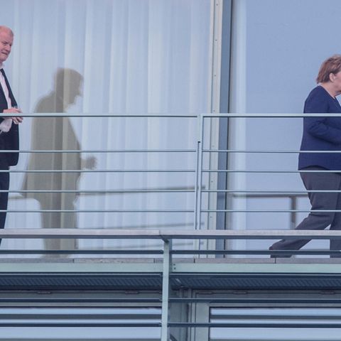 Bundeskanzlerin Angela Merkel (CDU) geht auf einem Balkon des Bundeskanzleramts vor Horst Seehofer, Bundesminister für Inneres