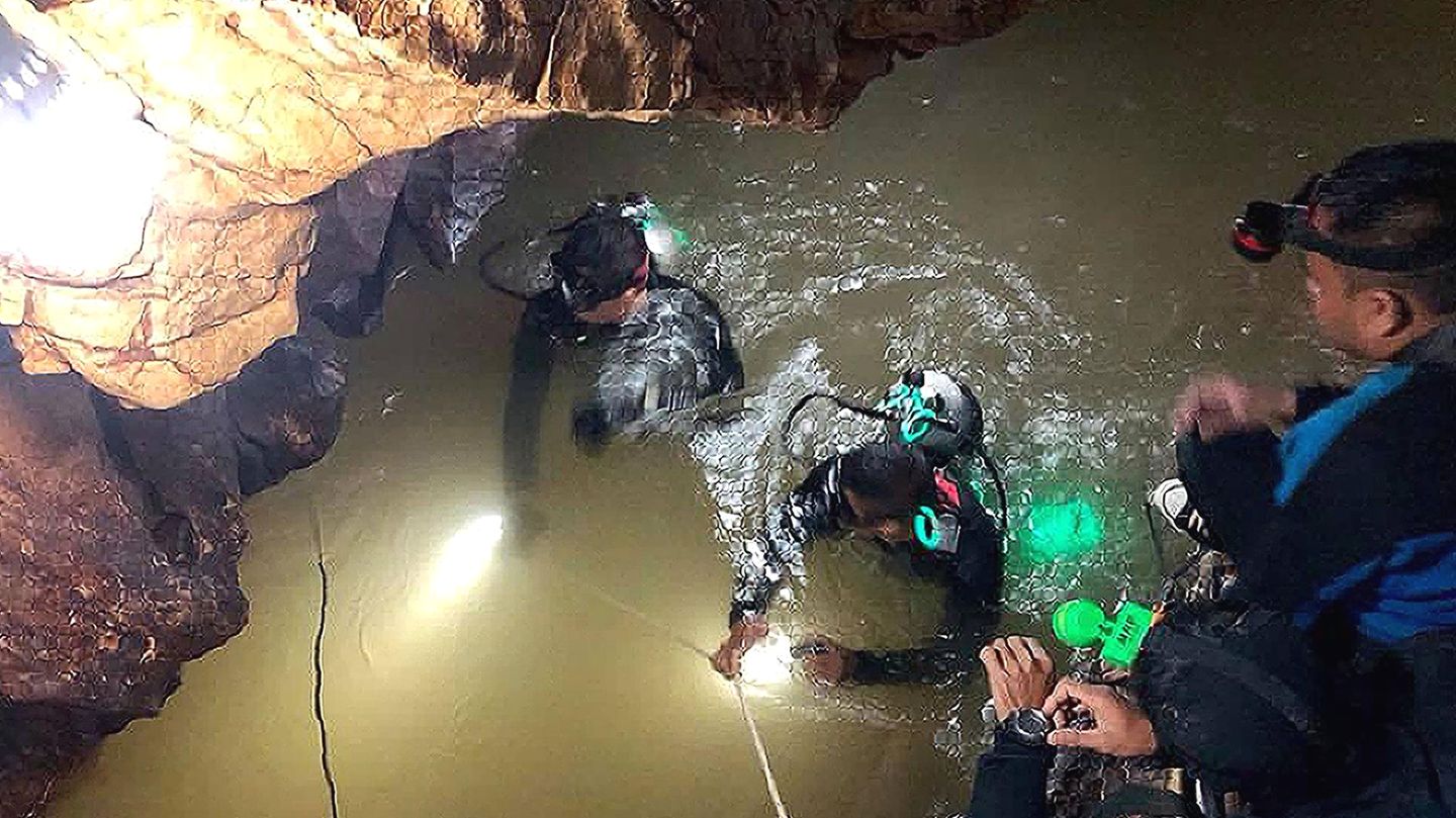 Вертикальная пещера затоплена водой можно найти уровень. Спасательная операция в Таиланде 13 детей. Спасение детей из пещеры в Таиланде. Спасение детей в пещере в Тайланде. Спасательная операция в пещере Тхамлуангнангнон.