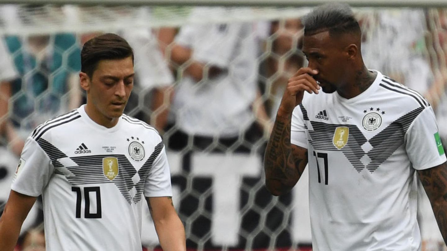 Jerome Boateng (r.) findet, zu viel der Kritik fokussiere sich auf seinen Teamkollegen Mesut Özil