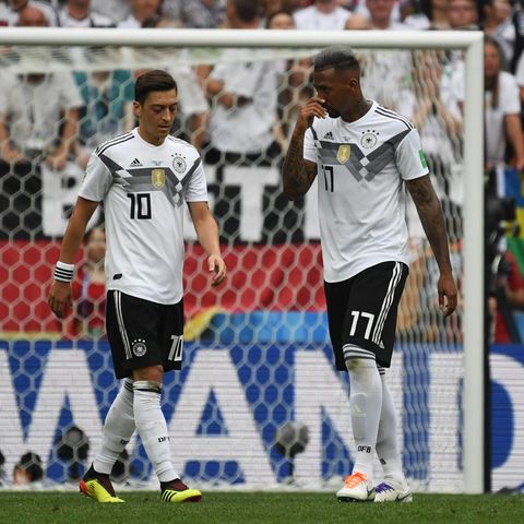 Jerome Boateng (r.) findet, zu viel der Kritik fokussiere sich auf seinen Teamkollegen Mesut Özil