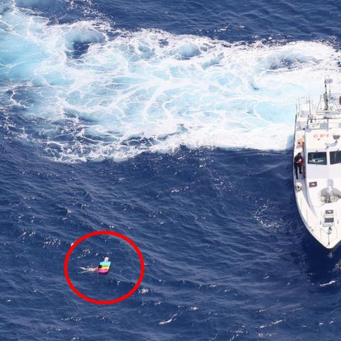 Der Moment der Rettung: Ein Schiff der griechischen Küstenwache zieht Olga Kudlow, 20 Stunden nachdem sie mit ihrer Luftmatratze ins Meer gegangen war, aus dem Wasser.