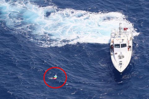 Der Moment der Rettung: Ein Schiff der griechischen Küstenwache zieht Olga Kudlow, 20 Stunden nachdem sie mit ihrer Luftmatratze ins Meer gegangen war, aus dem Wasser.