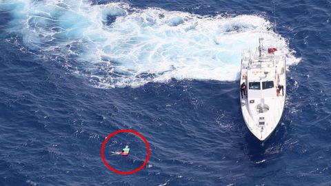 Der Moment der Rettung: Ein Schiff der griechischen Küstenwache zieht Olga Kudlow, 20 Stunden nachdem sie mit ihrer Luftmatratze ins Meer gegangen war, aus dem Wasser.