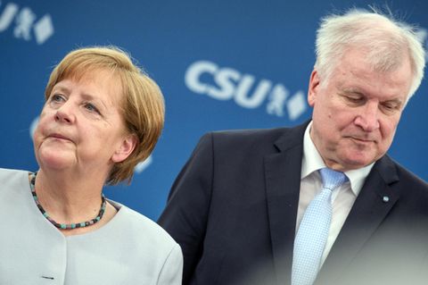 Bundeskanzlerin Angela Merkel (CDU) und Innenminister Horst Seehofer (CSU) stehen nebeneinander, schauen voneinander weg