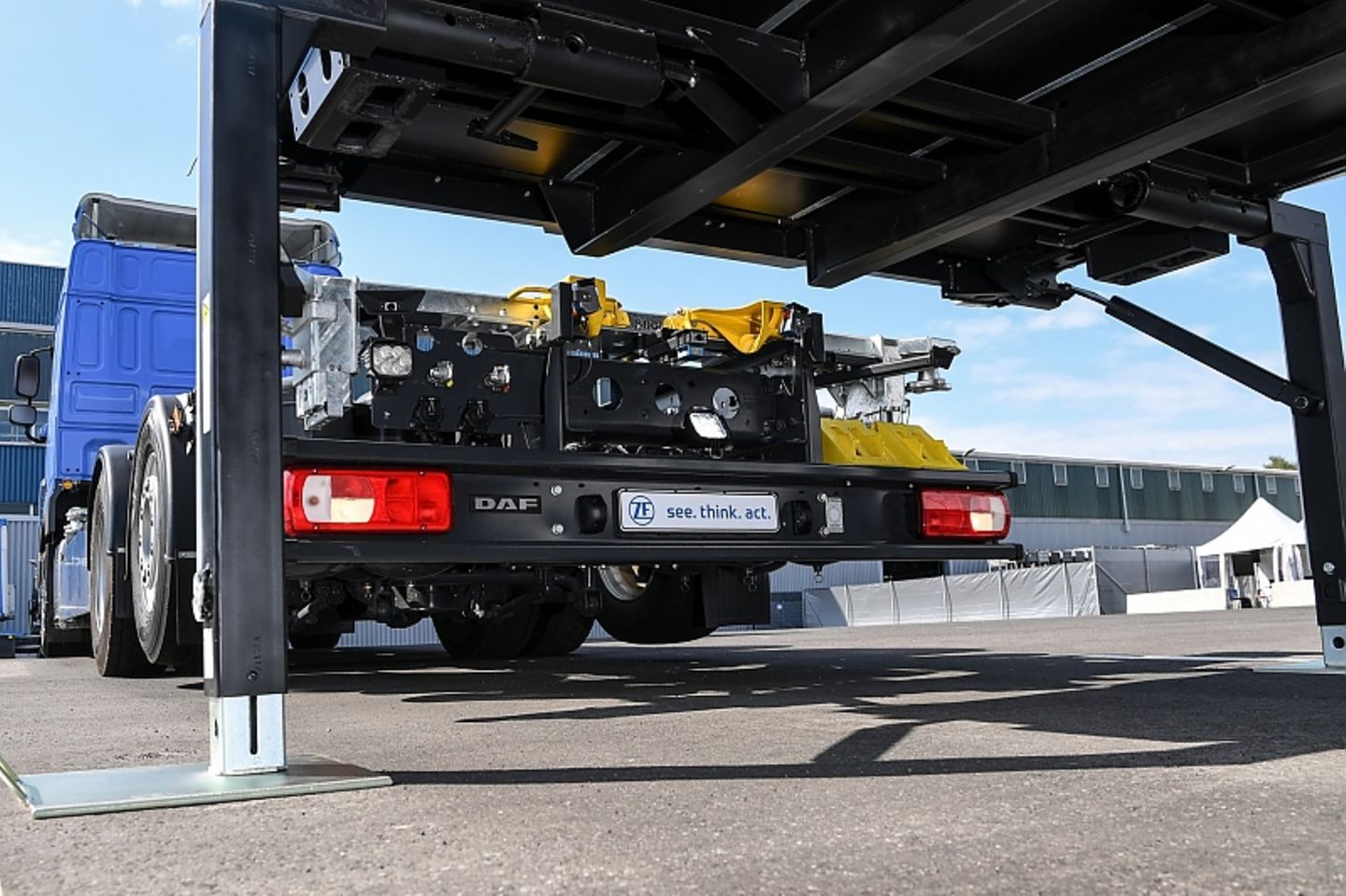 Auf teure Lidar-Sensorik wird verzichtet, trotzdem gelingt das Aufnehmen des Containers perfekt