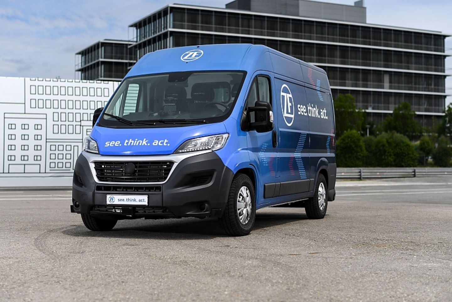 Das Paketfahrzeug fährt im Level vier autonom