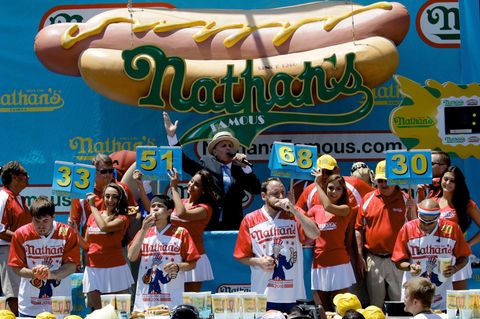Joey Chestnut (Mitte, rechts) und Matt Stonie (Mitte, links) beim Hotdog-Wettessen. Der Kalifornier Chestnut gewann damals mit 70 Würstchenbroten und machte damit seinem Ruf als Champion alle Ehre.