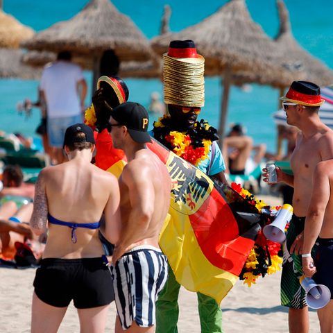 Deutsche Fußballfans am Strand von El Arenal auf Mallorca