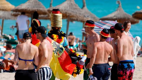 Deutsche Fußballfans am Strand von El Arenal auf Mallorca