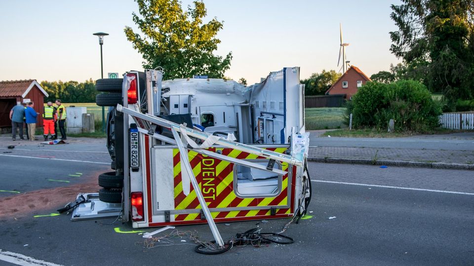 Nachrichten Deutschland Rüting Rettungswagen Nachrichten aus Deutschland: Reisebus kollidiert mit Rettungswagen