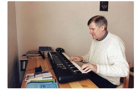 Twitter-Meme: #Seehofersongs - Was es mit dem Bild von Horst Seehofer am Keyboard auf sich hat