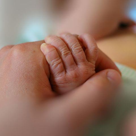 Vater hält Hand von Baby