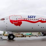 Der neuste Dreamliner für die polnische Fluggesellschaft wurde mit den Nationalfarben Polens versehen. Neben den Umrissen des Landes an der vorderen Tür zieht sich das rot-weiße Farbband bis zum Heck mit dem Schriftzug "Dumni z niepodległości Polski" - "proud of Poland's Independence".