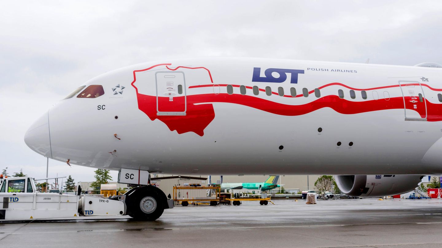 Der neuste Dreamliner für die polnische Fluggesellschaft wurde mit den Nationalfarben Polens versehen. Neben den Umrissen des Landes an der vorderen Tür zieht sich das rot-weiße Farbband bis zum Heck mit dem Schriftzug "Dumni z niepodległości Polski" - "proud of Poland's Independence".