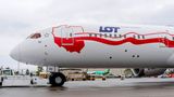 Der neuste Dreamliner für die polnische Fluggesellschaft wurde mit den Nationalfarben Polens versehen. Neben den Umrissen des Landes an der vorderen Tür zieht sich das rot-weiße Farbband bis zum Heck mit dem Schriftzug "Dumni z niepodległości Polski" - "proud of Poland's Independence".