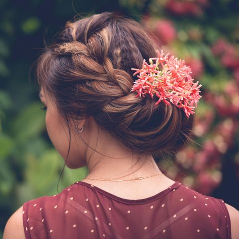 Mädchen von hinten mit Blumen im Haar