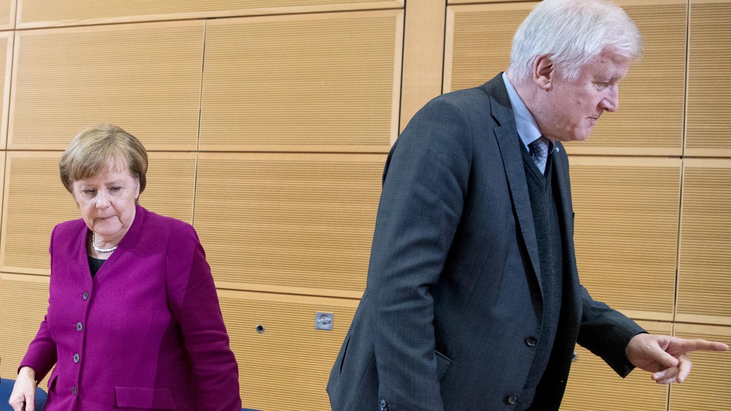 Bundeskanzlerin Angela Merkel und CSU-Chef Horst Seehofer stehen von einem Tisch auf. Seehofer hat sich von Merkel abgewandt