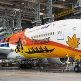 Macht Werbung für die Olympischen Spiele 2020 in Tokio: eine Boeing 777 der Fluggesellschaft All Nippon Airways (ANA), die Anfang des Jahres in einem Hangar auf dem Flughafen Haneda der Presse vorgestellt wurde.