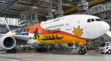 Macht Werbung für die Olympischen Spiele 2020 in Tokio: eine Boeing 777 der Fluggesellschaft All Nippon Airways (ANA), die Anfang des Jahres in einem Hangar auf dem Flughafen Haneda der Presse vorgestellt wurde.