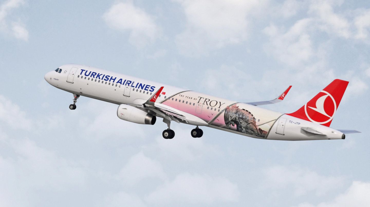 Das türkische Ministerium für Kultur und Tourismus hat das Jahr 2018 zum "Jahr von Troja" erklärt. Die nationale Fluglinie Turkish Airlines unterstützt die Kampagne für die antike Stätte mit einem Themen-Flugzeug. Dafür wurde der Rumpf eines Airbus A321 im Stil des trojanischen Pferdes beklebt.