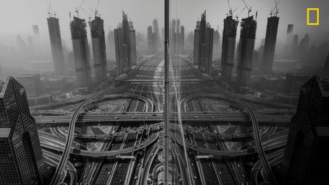 Kategorie Stadt, 3. Platz: Eigentlich wollte Gaanesh Prasad ein Foto des im Winter in Dubai berüchtigten Morgennebels machen. Doch an jenem Tag blieb dieser aus. Auch aufs Dach des Gebäudes konnte er nicht steigen. Stattdessen fotografierte der aus dem Fenster und hielt diese Spiegelung in der gläsernen Fassade fest.