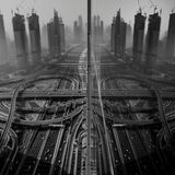 Kategorie Stadt, 3. Platz: Eigentlich wollte Gaanesh Prasad ein Foto des im Winter in Dubai berüchtigten Morgennebels machen. Doch an jenem Tag blieb dieser aus. Auch aufs Dach des Gebäudes konnte er nicht steigen. Stattdessen fotografierte der aus dem Fenster und hielt diese Spiegelung in der gläsernen Fassade fest.