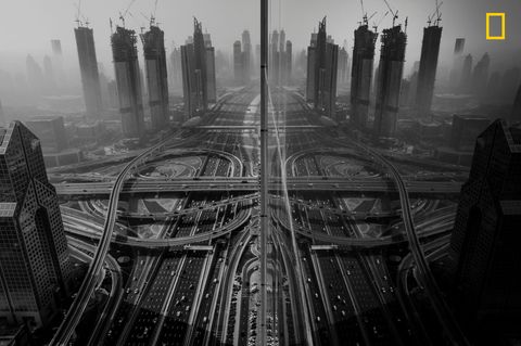 Kategorie Stadt, 3. Platz: Eigentlich wollte Gaanesh Prasad ein Foto des im Winter in Dubai berüchtigten Morgennebels machen. Doch an jenem Tag blieb dieser aus. Auch aufs Dach des Gebäudes konnte er nicht steigen. Stattdessen fotografierte der aus dem Fenster und hielt diese Spiegelung in der gläsernen Fassade fest.