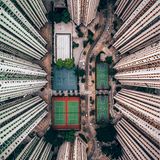 Kategorie Stadt, lobende Erwähnung: Tiefblick auf die leeren Sportplätze im Häusermeer. "In diesem Foto habe ich versucht, die heftigen Lebensbedingungen, für die Hongkong berühmt-berüchtigt ist, für den Betrachter ins rechte Licht zu rücken", sagt der Fotograf Gray Cummins.