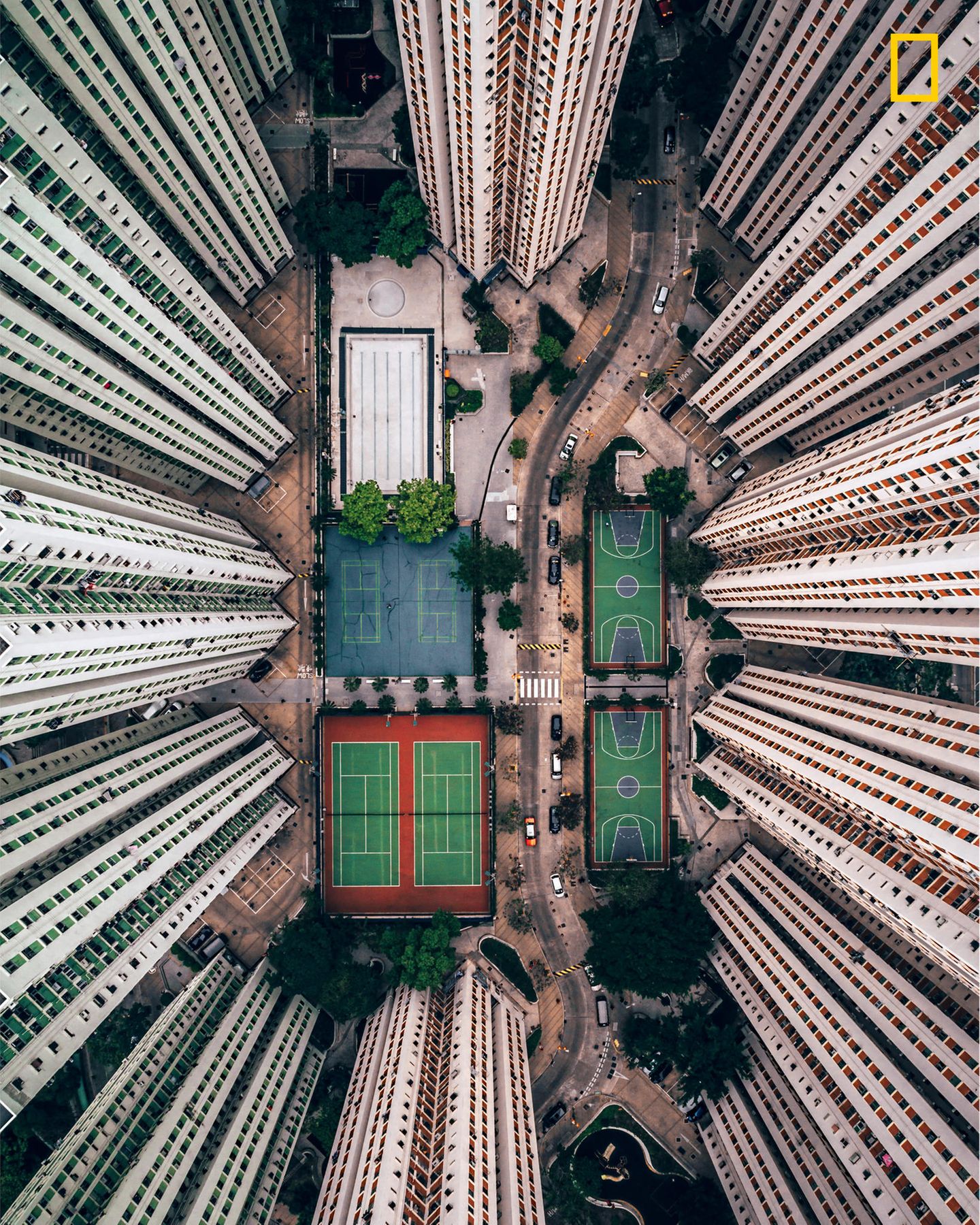 Kategorie Stadt, lobende Erwähnung: Tiefblick auf die leeren Sportplätze im Häusermeer. "In diesem Foto habe ich versucht, die heftigen Lebensbedingungen, für die Hongkong berühmt-berüchtigt ist, für den Betrachter ins rechte Licht zu rücken", sagt der Fotograf Gray Cummins.