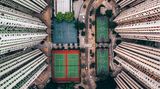 Kategorie Stadt, lobende Erwähnung: Tiefblick auf die leeren Sportplätze im Häusermeer. "In diesem Foto habe ich versucht, die heftigen Lebensbedingungen, für die Hongkong berühmt-berüchtigt ist, für den Betrachter ins rechte Licht zu rücken", sagt der Fotograf Gray Cummins.