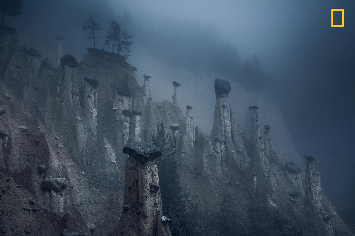 Kategorie Natur, 3. Platz: Diese Erdpyramiden bei Platten in Südtirol hat Marco Grassi in einer besonderen Nebelstimmung aufgenommen.