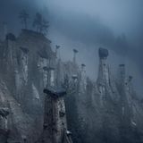 Kategorie Natur, 3. Platz: Diese Erdpyramiden bei Platten in Südtirol hat Marco Grassi in einer besonderen Nebelstimmung aufgenommen.