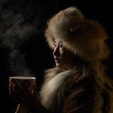 Kategorie Menschen, 1. Platz: In dieser Kategorie hat Alessandra Meniconzi mit einer Aufnahme aus der Mongolei gesiegt. "Anfang 2018 folgte ich einer Familie von Adlerjägern während ihrer Wanderung vom Winterlager zu ihrem Frühlingslager." Dabei entstand diese Porträt.