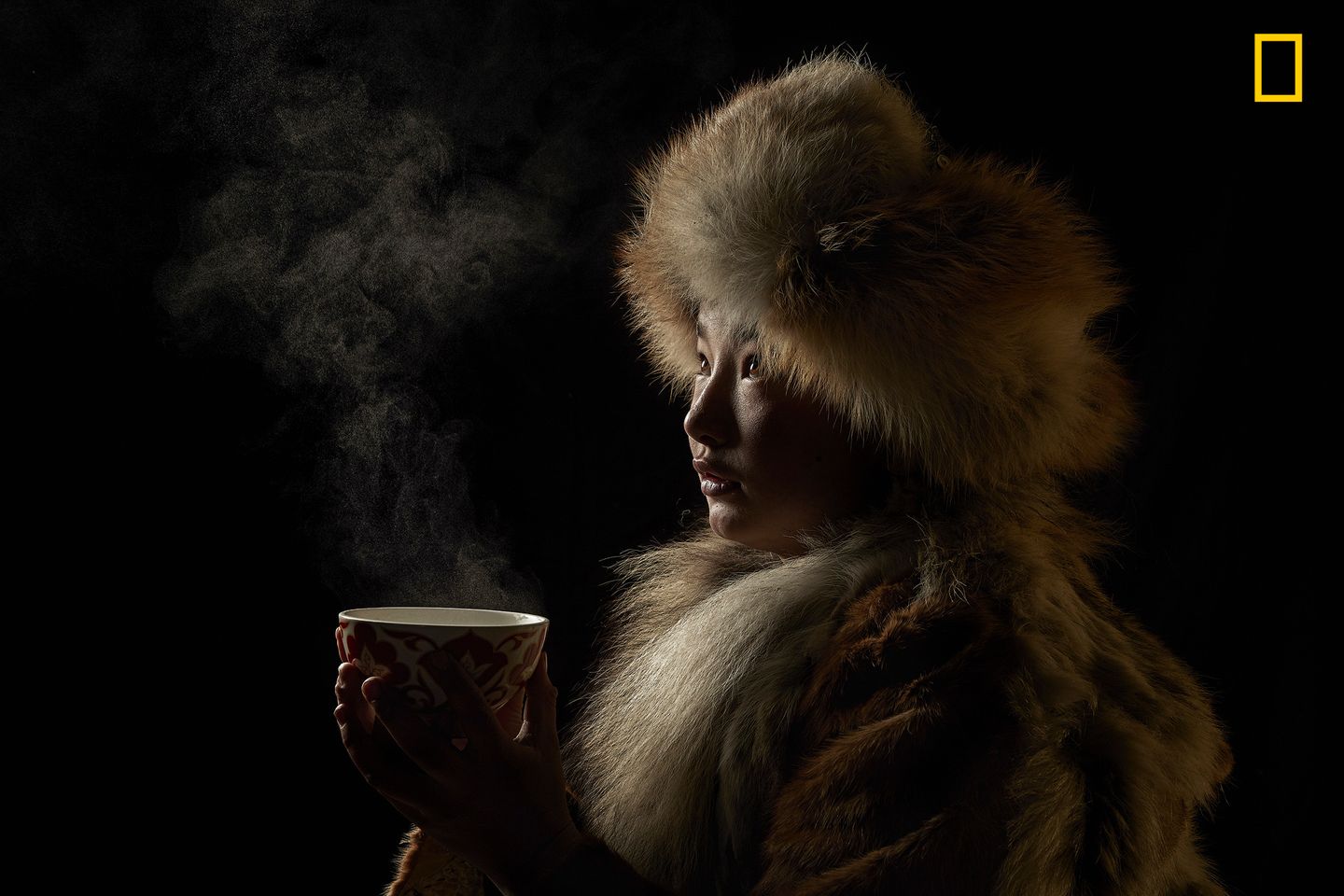 Kategorie Menschen, 1. Platz: In dieser Kategorie hat Alessandra Meniconzi mit einer Aufnahme aus der Mongolei gesiegt. "Anfang 2018 folgte ich einer Familie von Adlerjägern während ihrer Wanderung vom Winterlager zu ihrem Frühlingslager." Dabei entstand diese Porträt.