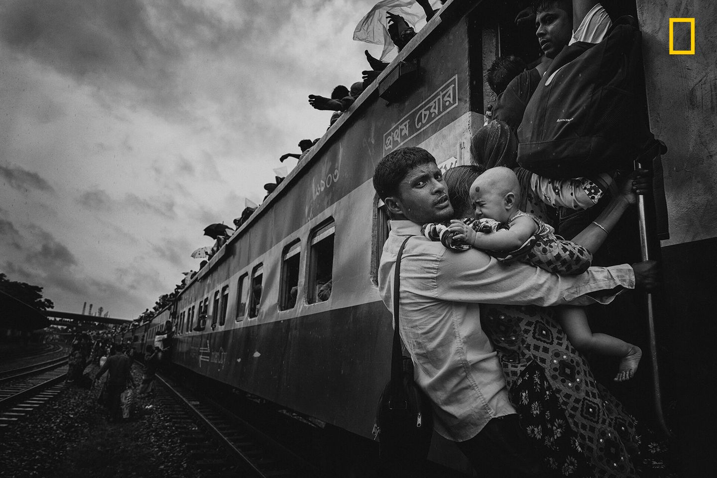 Kategorie Menschen, 3. Platz: Diese Aufnahme entstand am Flughafenbahnhof von Dhaka, der Hauptstadt von Bangladesch. Während der Eid-Feiertage reisen die Wanderarbeiter in völlig überfüllten Zügen zurück zu ihren Familien auf dem Lande.