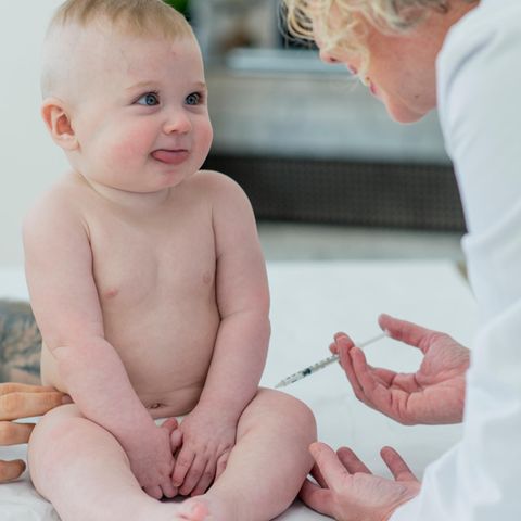 Ein Baby wird geimpft